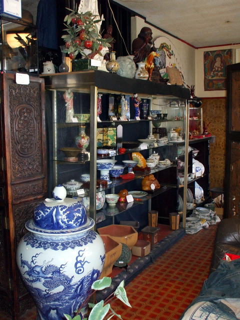 中国専門店　チャイナ・ウオッチングの店内　2011年
