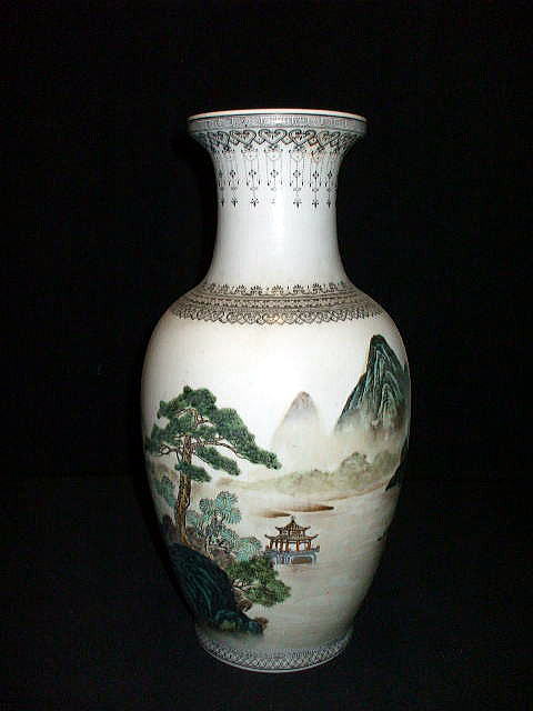粉彩山水文瓶　　中国陶磁器
