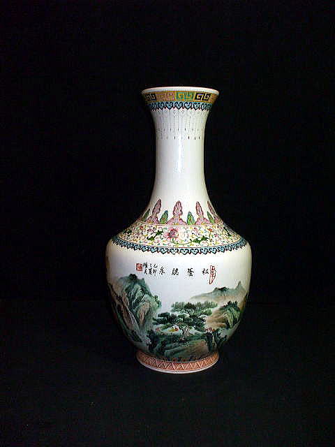 粉彩山水天球瓶　　中国陶磁器