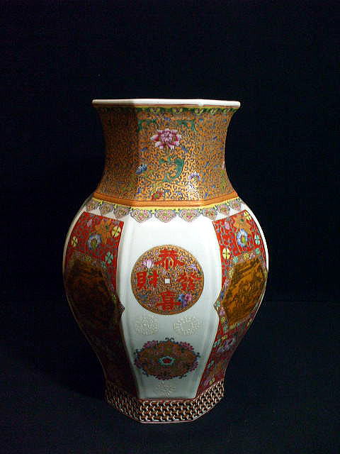 中国陶磁器　　粉彩吉祥文八角瓶