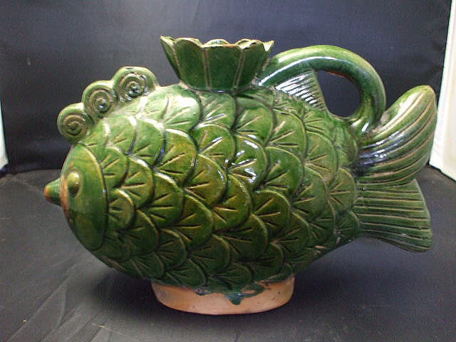 緑釉壺魚　中国・洛陽