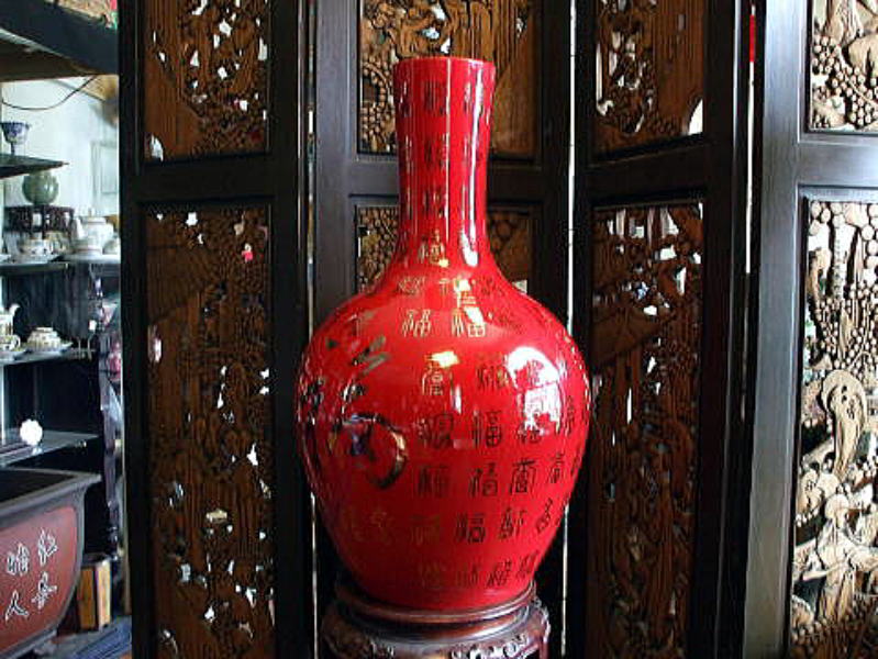 紅釉金彩百福賞瓶　　中国陶磁器